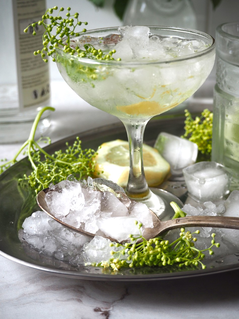 Elderflower gin fizz